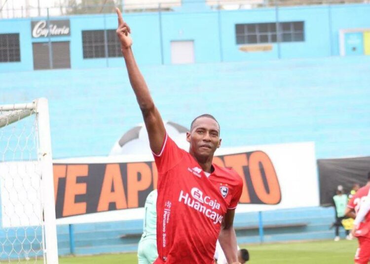 Abdiel Ayarza disputará su quinta temporada en el fútbol peruano. Foto: Cienciano