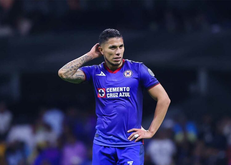 Carlos Salcedo reintegrado con Cruz Azul y con interés en Brasil