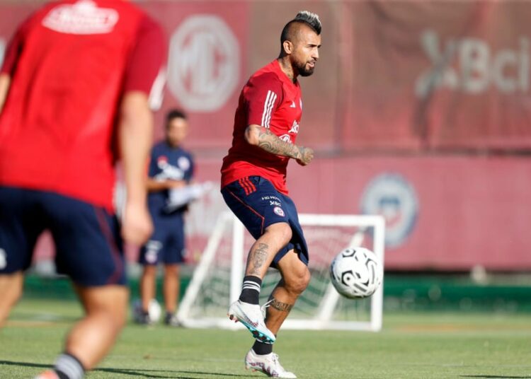 Le traspasa su experiencia: Arturo Vidal entrenó con la 'Roja' Sub 23