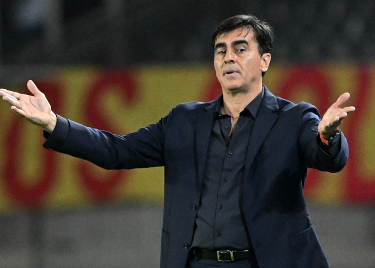 Colo-Colo's Argentine head coach Gustavo Quinteros gestures during the Copa Libertadores group stage first leg football match between Deportivo Pereira and Colo Colo, at the Hernán Ramírez Villegas stadium in Pereira, Colombia, on April 5, 2023. (Photo by JOAQUIN SARMIENTO / AFP) (Photo by JOAQUIN SARMIENTO/AFP via Getty Images)