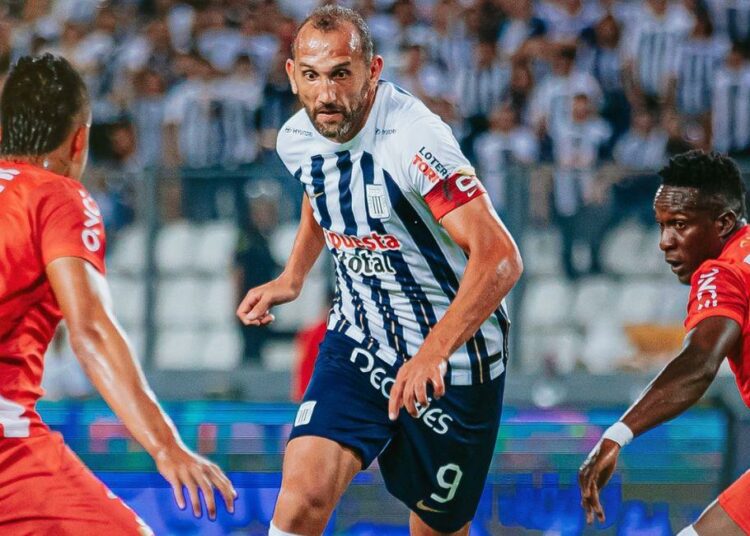 Hernán Barcos anotó los dos goles en la victoria contra el Once Caldas. Foto: Facebook Alianza Lima