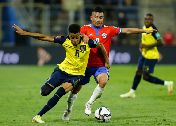 SANTIAGO, CHILE - NOVEMBER 16: Byron Castillo of Ecuador and Jean Meneses of Chile fight for the ball during a match between Chile and Ecuador as part of FIFA World Cup Qatar 2022 Qualifiers at San Carlos de Apoquindo Stadium on November 16, 2021 in Santiago, Chile. (Photo by Marcelo Hernandez/Getty Images)