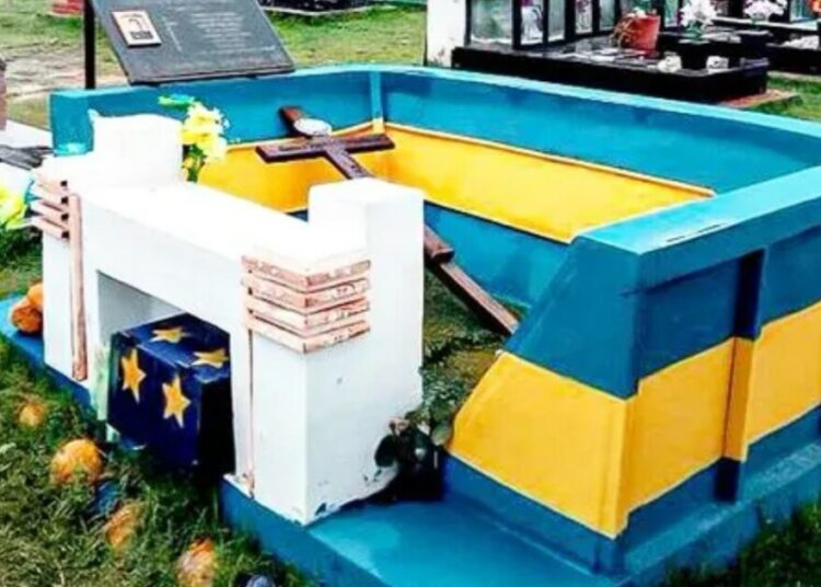 Una mini Bombonera en el cementerio: así es la tumba de este hincha de Boca Juniors