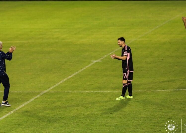 Video: emotivo saludo entre Jorge 'Mágico' González y Lionel Messi