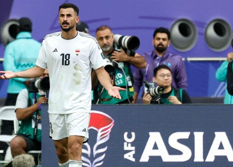 Video: expulsaron a jugador de Irak por celebrar comiendo pasto ante Jordania en la Copa de Asia