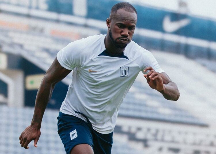 Cecilio Waterman buscará meterse en el once titular de Alianza Lima. Foto: Twitter @ClubALoficial