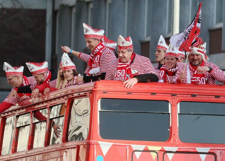 1. FC Colonia |  Karneval: Este FC-Profis desde beim Rosenmontagszug dabei