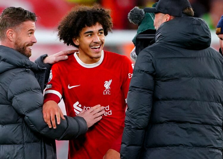 Adolescente del Liverpool e hijo de una ex estrella de la Premier League se abre camino en el juego mientras comparte un dulce momento con Rob Edwards