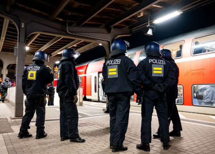 Aficionados del HSV en Regionalzug durchsucht – Polizei sucht Gewalttäter