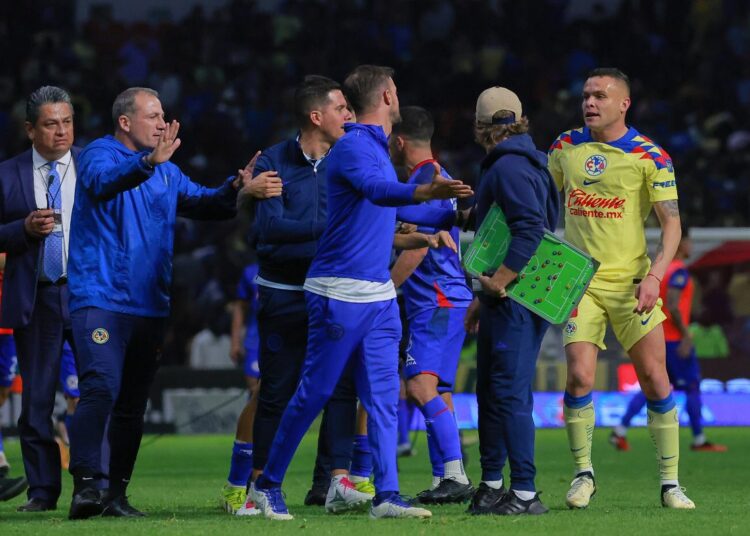 Bronca al finalizar el América vs Cruz Azul; problemas entre los cuerpos técnicos