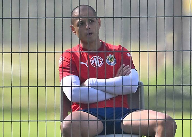 Chicharito acelera recuperación con Chivas y debutaría en Clásico Nacional 