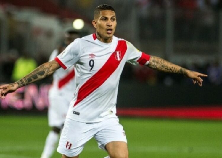 Detienen a dos personas acusadas de extorsionar a Paolo Guerrero por jugar en Perú