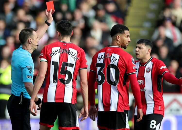 El defensa del Sheffield United, Mason Holgate, recibió una tarjeta roja directa por una 'entrada absolutamente impactante' en el choque de Brighton