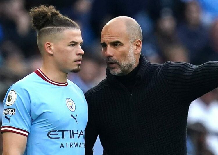 El profesional del Manchester City Kalvin Phillips habla con el entrenador Pep Guardiola