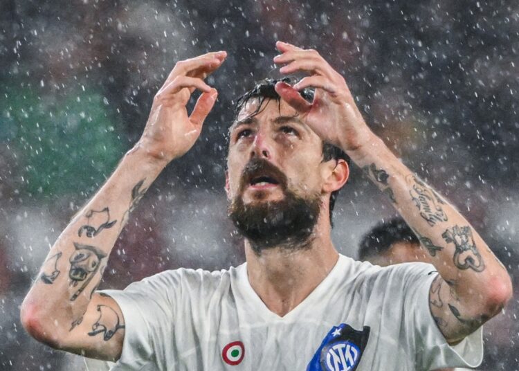 Imagen: El gesto grosero de Acerbi hacia los aficionados de la Roma tras el gol del Inter