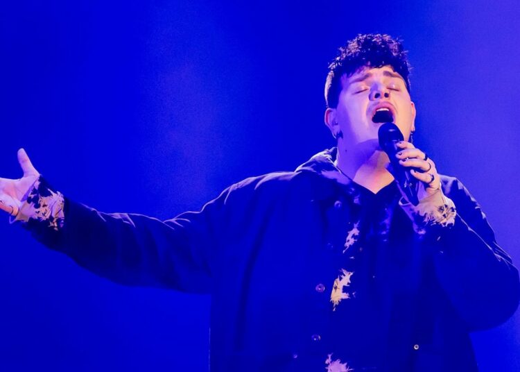 Isaak canta para Alemania en la final de la ESC