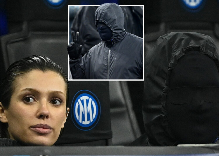 Kanye West y su esposa Bianca Censori en las gradas del Inter de Milán vs Atlético de Madrid días después de que los Ultras protagonizaran su nueva pista