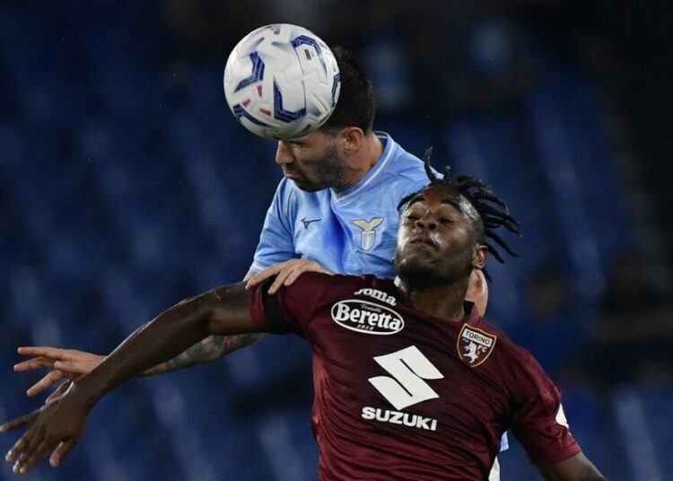 Lazio controló al toro Duván Zapata para derrotar 2-0 al Torino en la Serie A