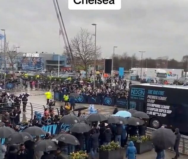 Los jugadores del Manchester City llegan con música en auge y un locutor los presenta por megafonía.