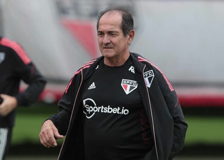 Muricy revela dificultad para renovar a un defensor: "São Paulo ya hizo varias propuestas"