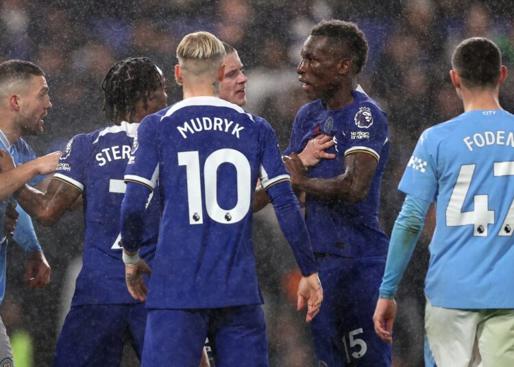 Nicolas Jackson se enfrenta a la diversión del jefe del Chelsea después de la novena tarjeta amarilla, con solo UNA amonestación por una falta.