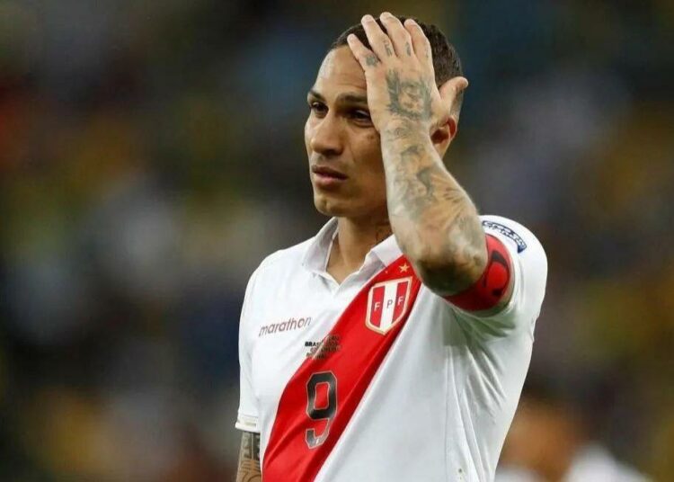 Paolo Guerrero responsabilizó a Richard Acuña de su posible retiro del fútbol profesional. Foto: EFE