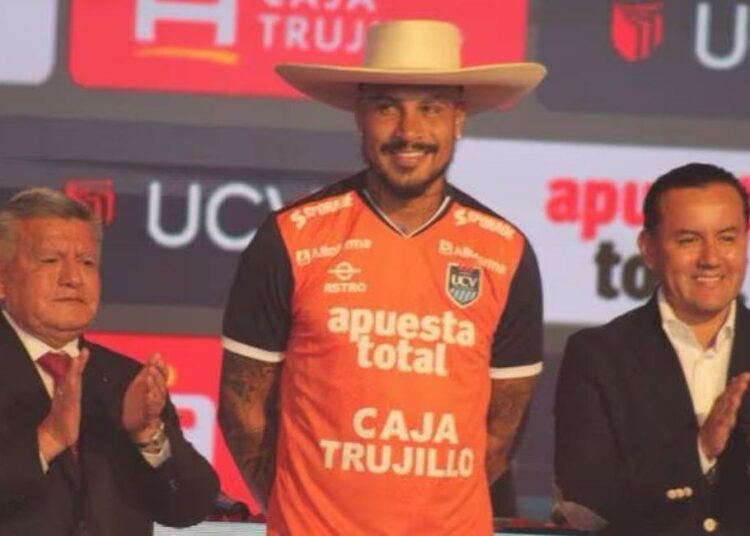 Paolo Guerrero junto a César y Richard Acuña. Foto: Captura