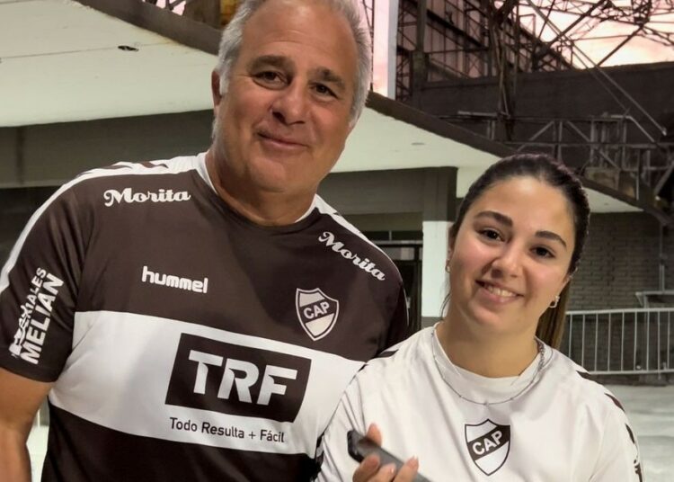 Una hincha de Platense emocionó a su papá en pleno partido: ¡lo hizo entrar a patear un penal! :: Olé