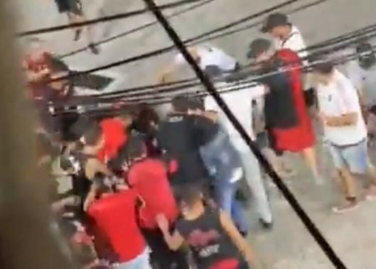 Fuertes imágenes: brutal paliza de hinchas de Newell's contra un estudiante de periodismo :: Olé