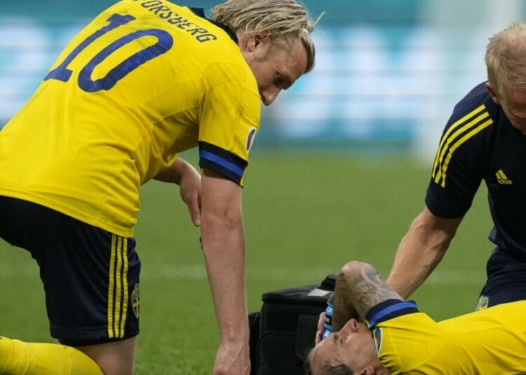 Futbolista Kristoffer Olsson se desplomó: médicos detectaron que tenía coágulos en el cerebro