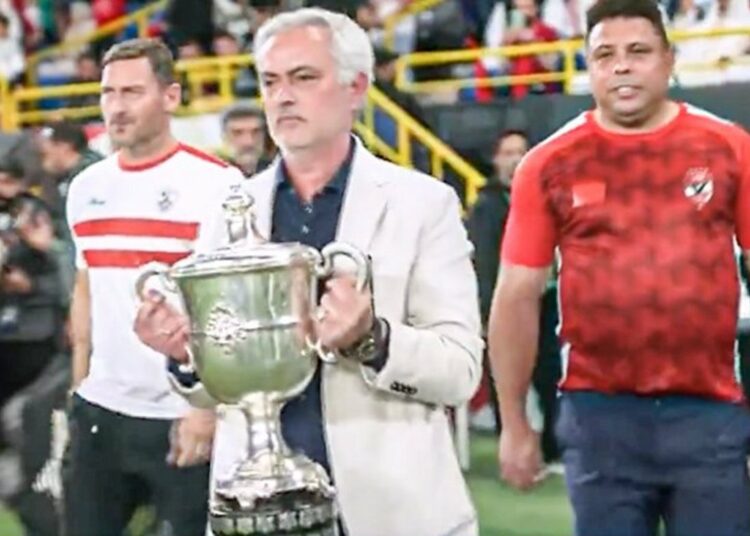 Imagen: Tres ex estrellas de la Serie A salen con el trofeo de la final de la Copa de Egipto