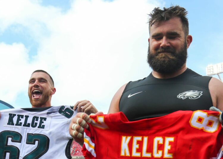 Jason Kelce bedet Karriere – Bruder Travis weint auf PK