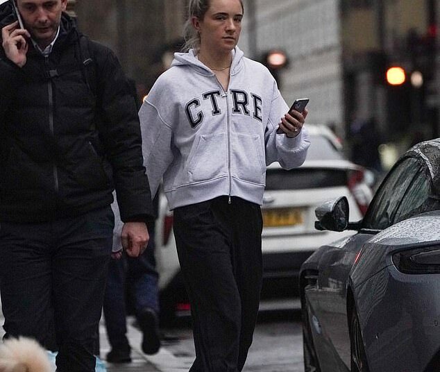 El Mail vio a Mewis, de 33 años, vestida informalmente mientras paseaba por el centro de Londres el martes por la tarde.