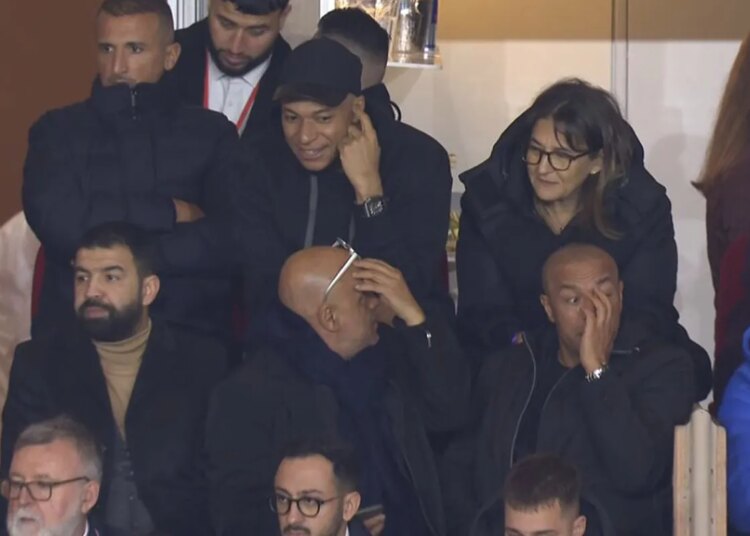 Lo nunca visto: Mbappé se retira en el descanso y ve el empate del PSG desde la grada con su madre