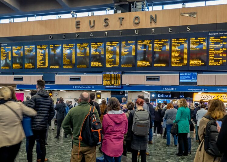 Los fanáticos del fútbol enfrentan un caos en los viajes durante un gran fin de semana de enfrentamientos en la Premier League, como se confirmó la última serie de huelgas de trenes