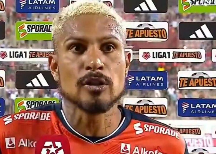 Paolo Guerrero arremetió contra el árbitro Boris Santos y el estado de la cancha del Estadio Mansiche. Foto: Captura