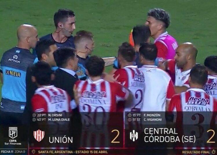 Video: Unión se le fue encima al referí tras el empate :: Olé