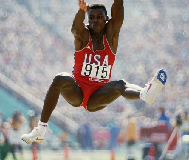 Carl Lewis de Estados Unidos en acción en la final de salto de longitud durante los Juegos Olímpicos de 1984