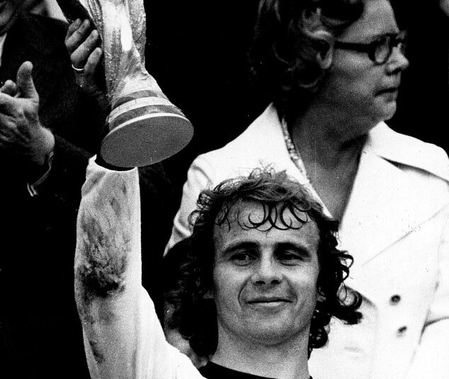 Bernd Holzenbein muere a los 78 años: Llueven homenajes al ganador de la Copa del Mundo alemán y ex atacante del Eintracht Frankfurt mientras fallece después de una larga enfermedad