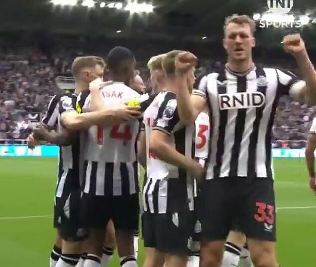 Dan Burn dirigió una conmovedora celebración a los aficionados sordos del Newcastle durante la victoria sobre el Tottenham