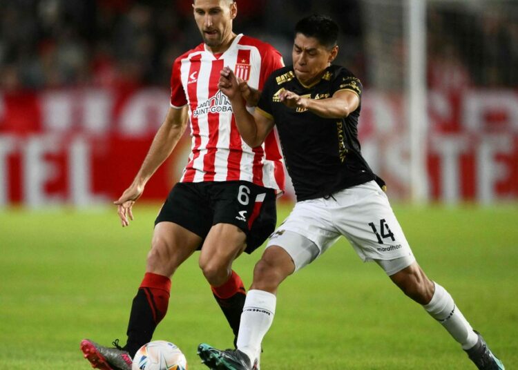 Domínguez no se guarda nada y pone lo mejor ante The Strongest