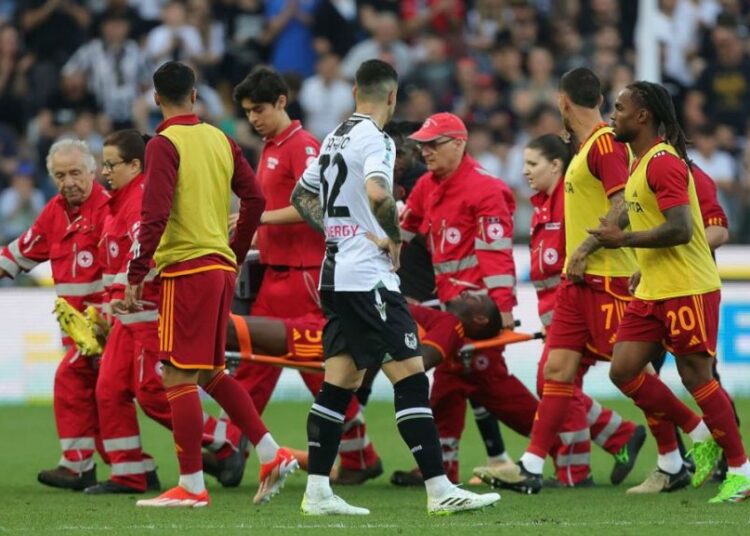 El defensa de la AS Roma fue hospitalizado tras desplomarse durante el partido