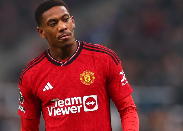 El marginado de Man Utd, Anthony Martial, 'arrojó el salvavidas de transferencia de la Premier League', pero podría unirse a los ex ganadores de la Liga de Campeones