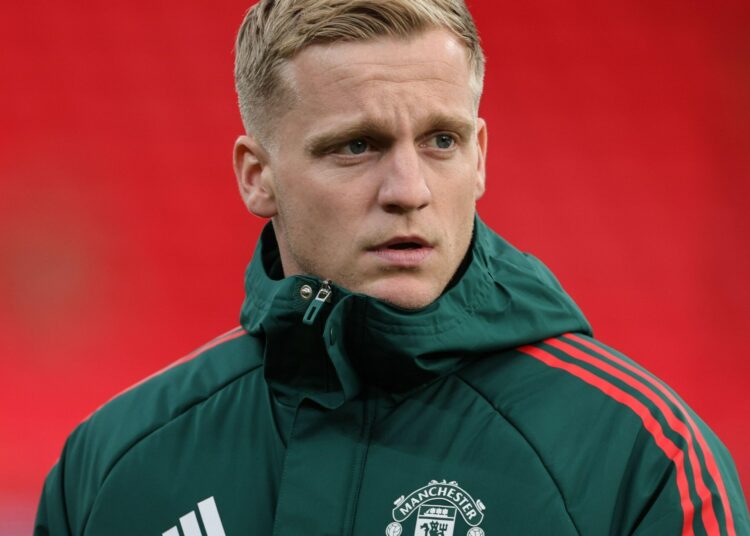 La carrera de Donny van de Beek se vio sumida en un mayor caos cuando se rechazó la cláusula de transferencia en el contrato del cedido de Man Utd.