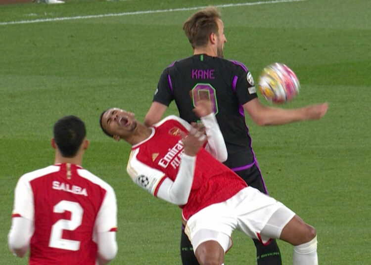 Los fanáticos del Arsenal se enfurecen cuando Harry Kane se escapa de la tarjeta roja después de darle un codazo a Gabriel en la garganta en el choque contra el Bayern de Múnich.
