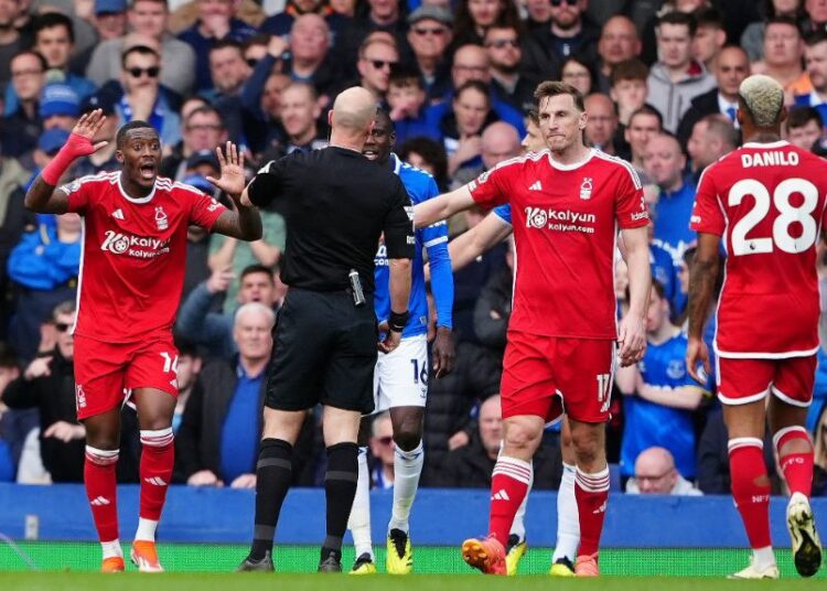 Nottingham Forest emite una declaración pública acusando al funcionario del VAR de parcialidad en la controvertida derrota ante el Everton