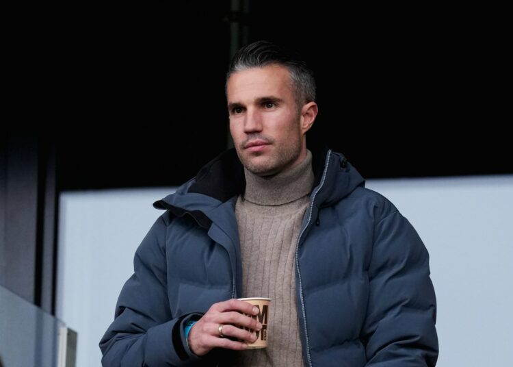 Robin van Persie, ex estrella del Manchester United y del Arsenal, de 40 años, 'en conversaciones sobre el impactante primer puesto de entrenador'