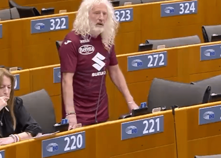 Skurrile Aktion: el político Mick Wallace dirige a la Juventus en el Parlamento de la UE