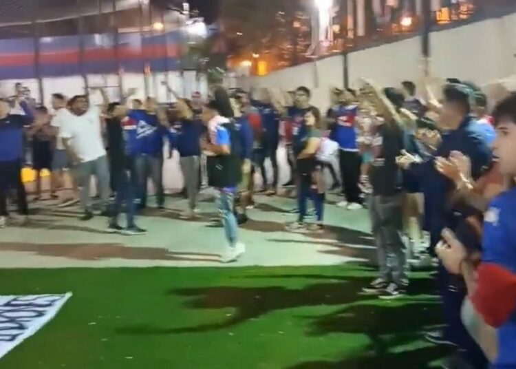 Tensión en Tigre: los hinchas se manifestaron en la puerta del club :: Olé