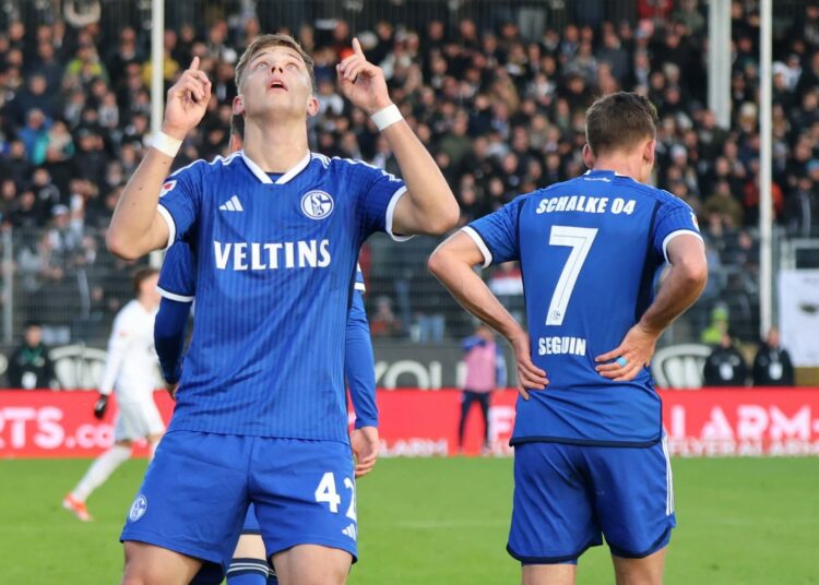 Tor von Topp es el Schalke Punkt en Elversberg